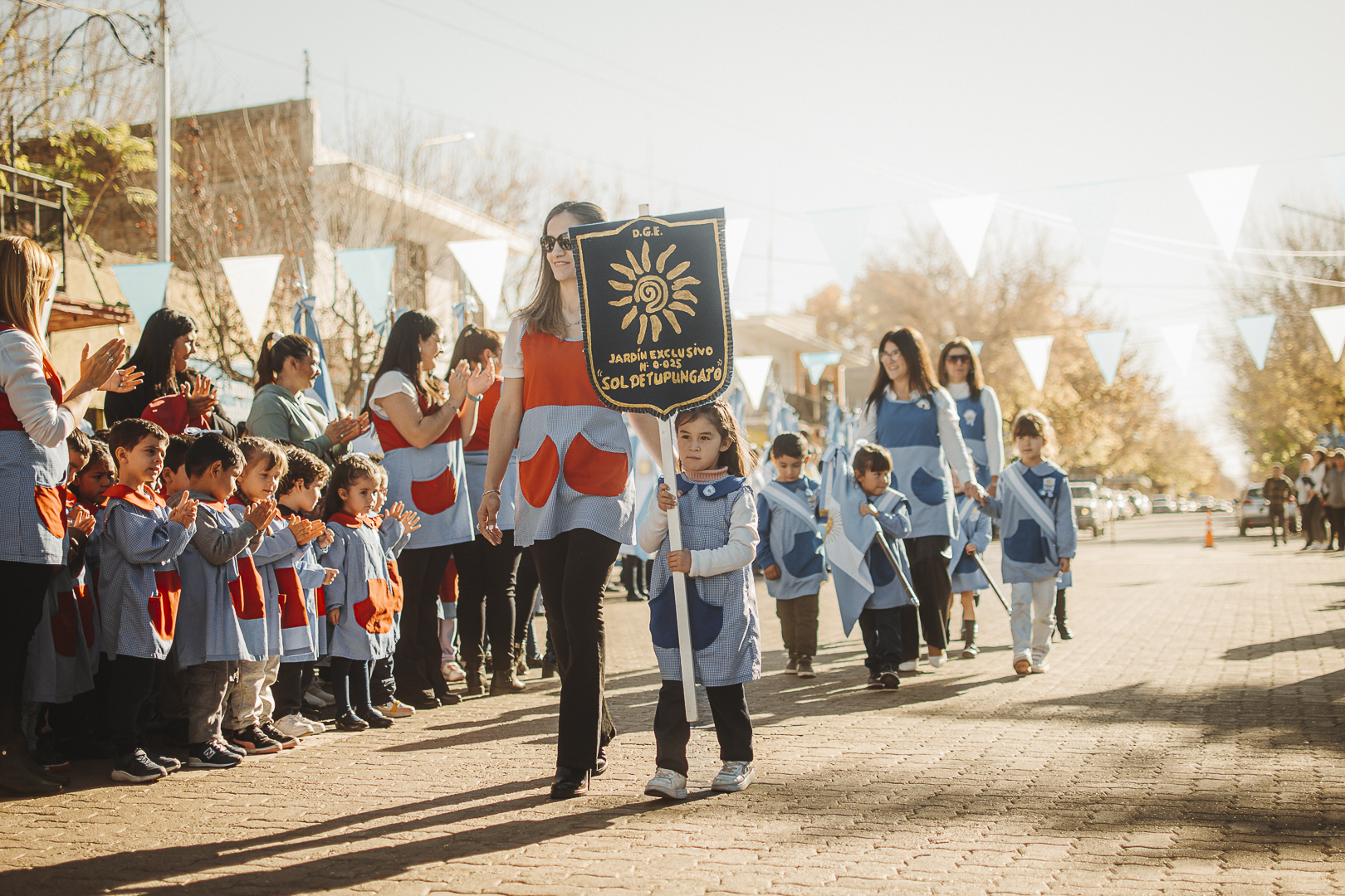 Un año más el Jardín Infantil Exclusivo «Sol de Tupungato» nos invitó a teñir nuestro corazón de celeste y blanco y entonar las estrofas del Himno Nacional Argentino en comunidad