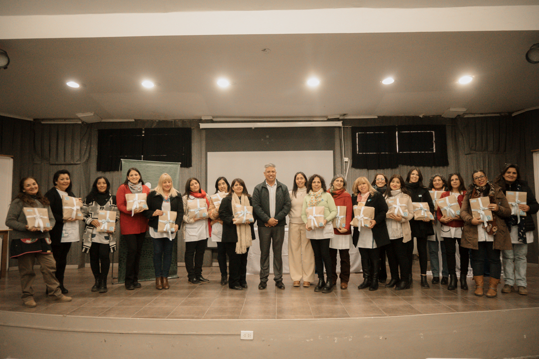 La Muni de Tupungato entregó más de 900 bandas y certificados a las escuelas primarias del departamento para la Promesa de Lealtad a la Bandera que realizarán los estudiantes de cada institución