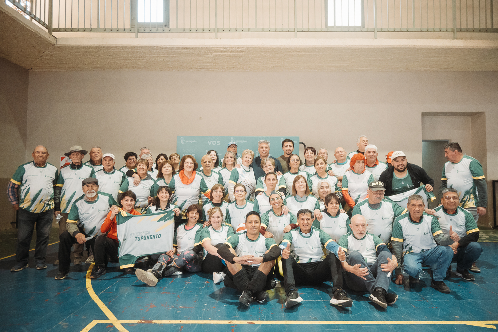 El Intendente Gustavo Aguilera entregó camisetas nuevas a los equipos deportivos de Adultos Mayores y Atletismo