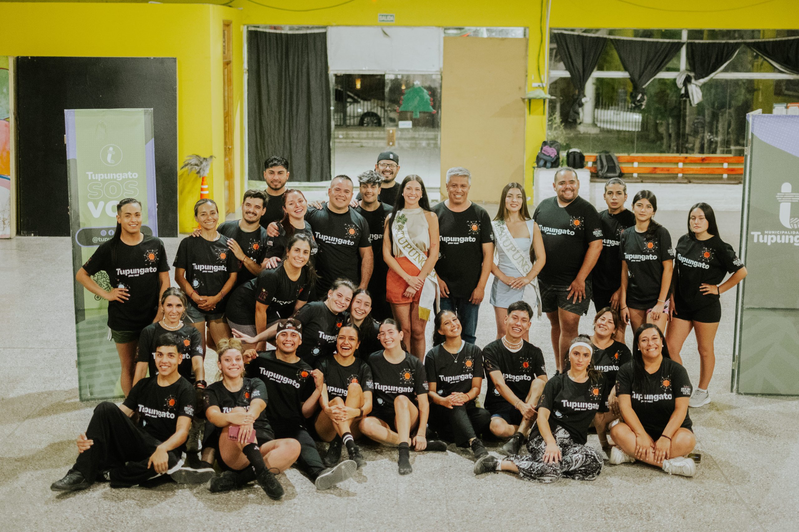 La Vendimia departamental toma forma: el Intendente Gustavo Aguilera recorrió los ensayos y le obsequió a cada artista una remera con la identidad de «Historias de Pueblo y Vecinos»