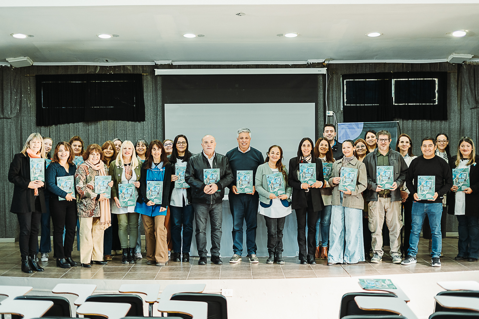 La Muni entregó a instituciones educativas ejemplares del libro “Historia y Geografía de Tupungato» 