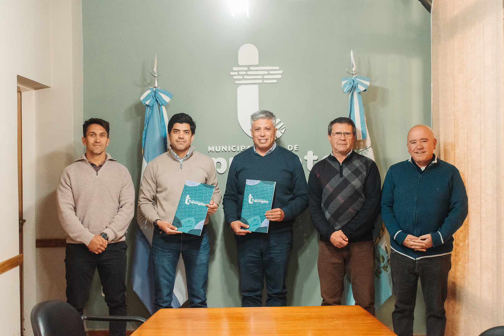 El Intendente Aguilera firmó el contrato para ejecutar el Acueducto Oeste y avanza una necesaria obra que amplía el sistema de agua potable de Tupungato