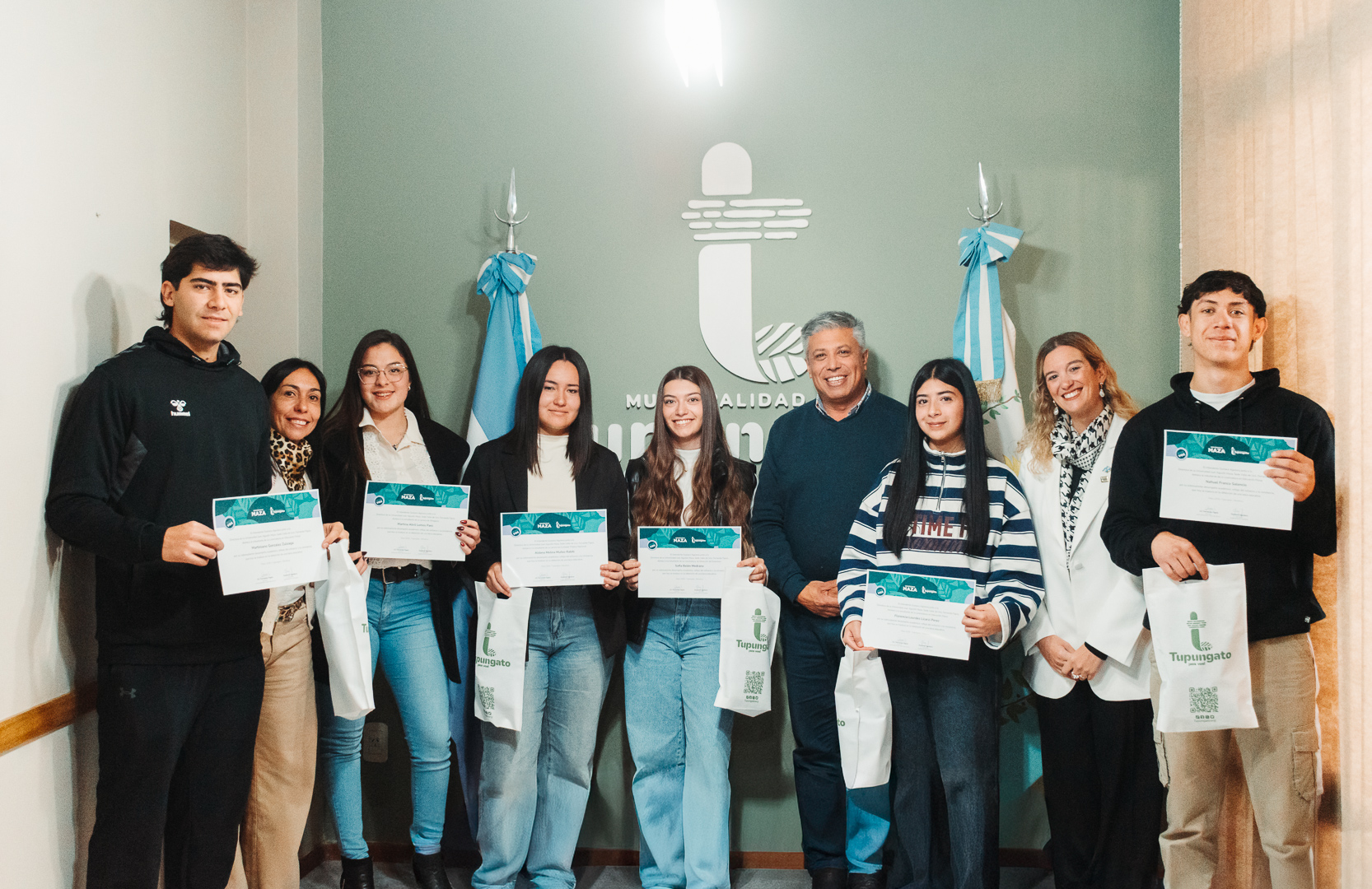 El Intendente Gustavo Aguilera entregó becas universitarias a 10 tupungatinos estudiantes de la UMaza