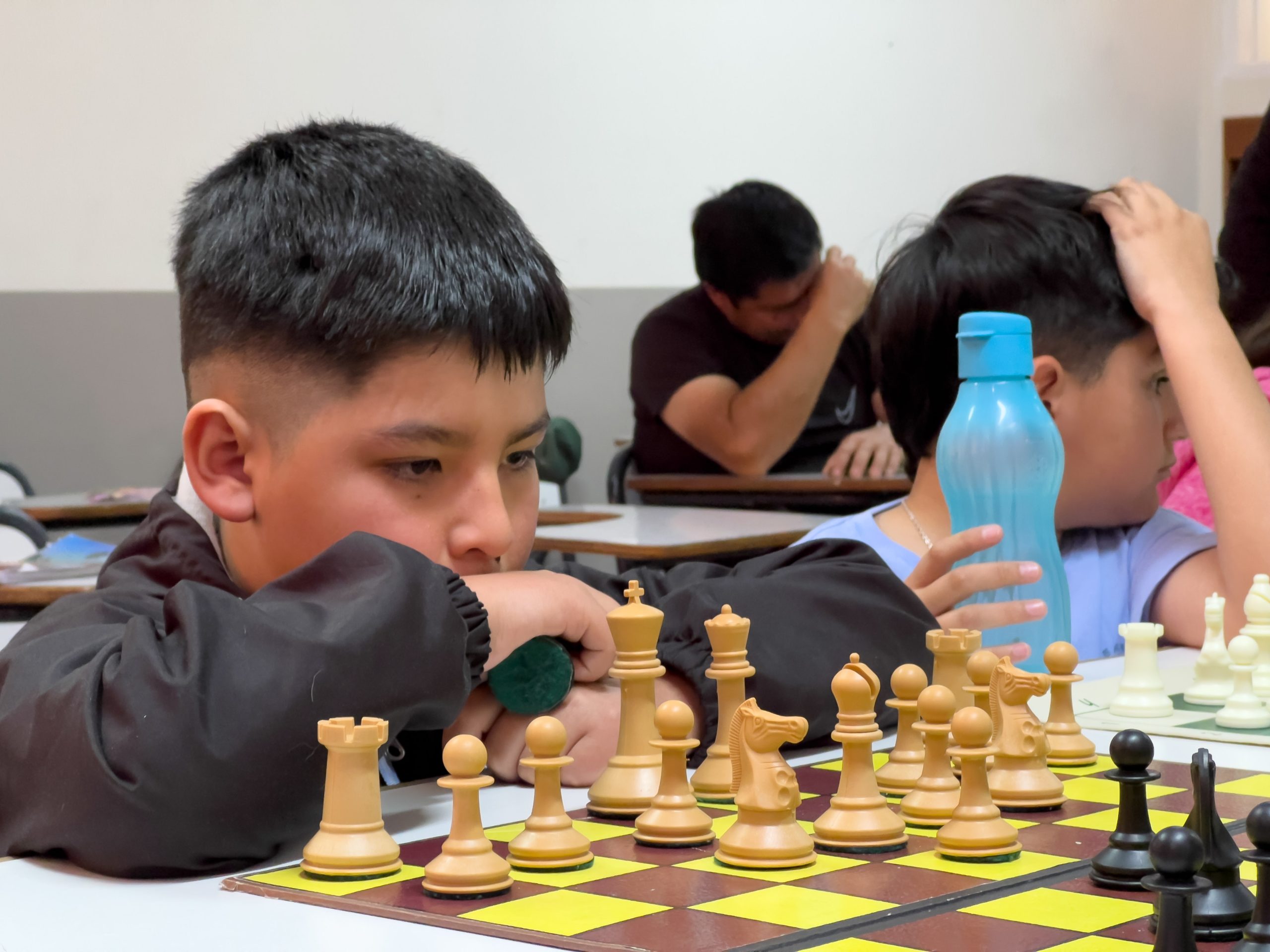 La Escuela de Ajedrez Pablo Agostinelli invita a un torneo abierto y celebra destacados logros provinciales
